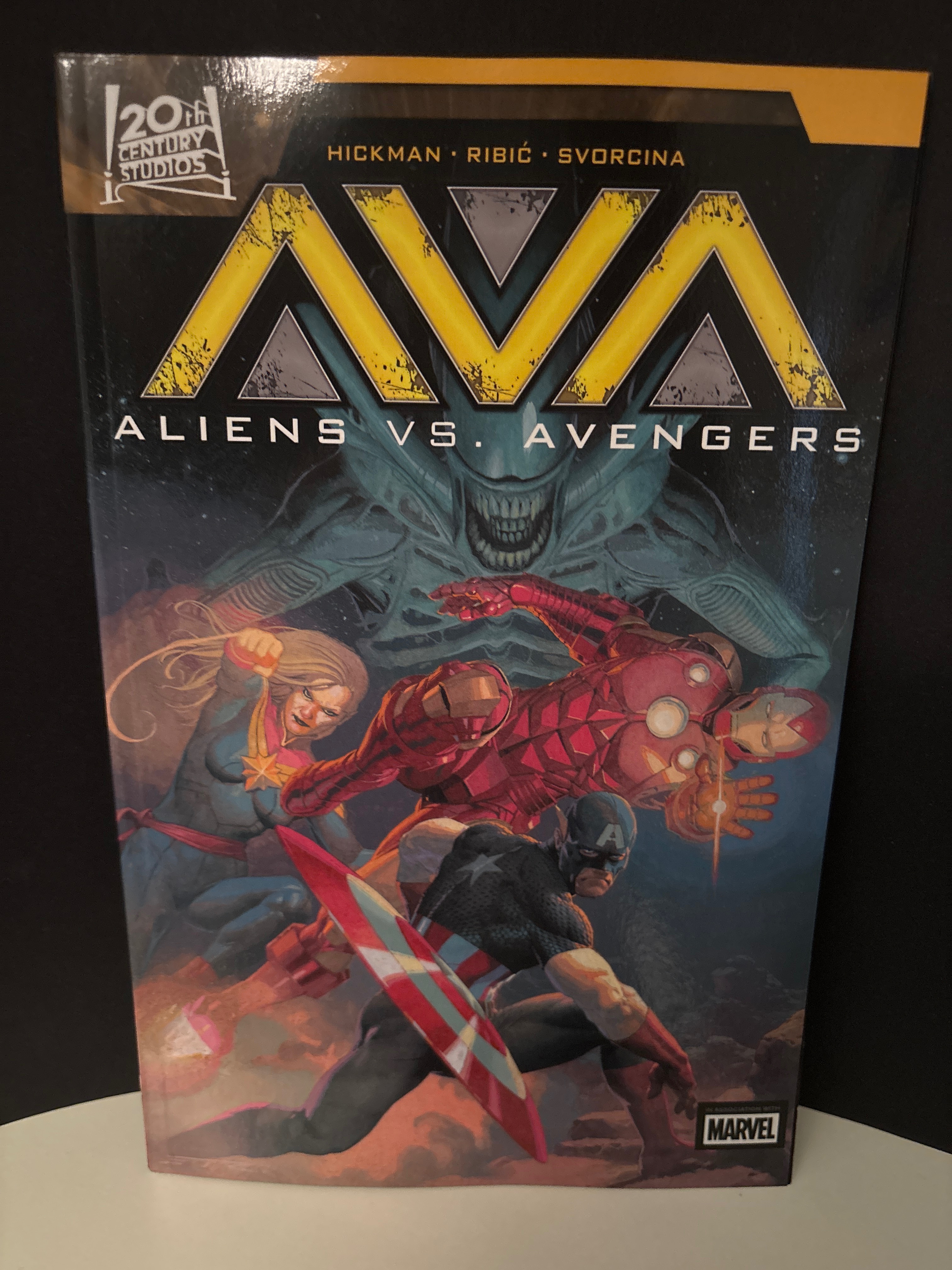 Aliens vs. Avengers cover